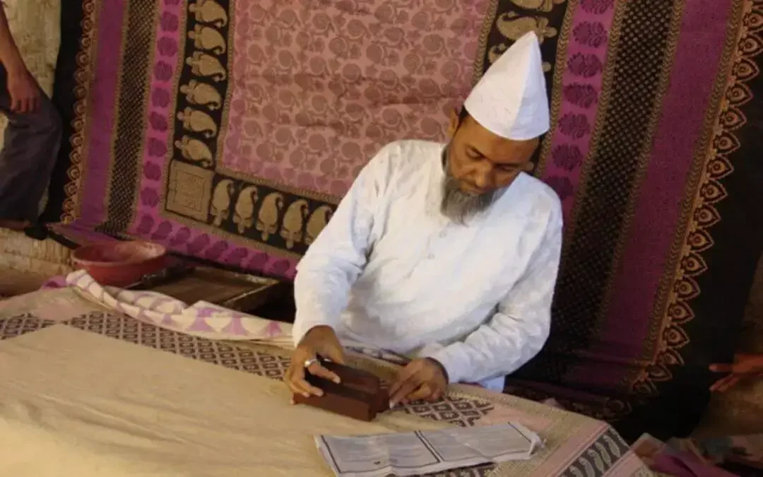 a selloer with bagh print sheets